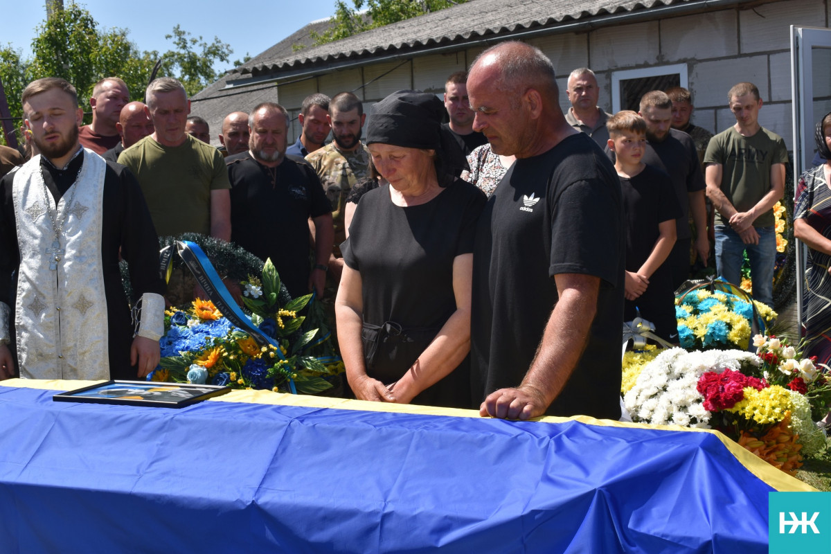 Кохана – у чорному, село – в сльозах: на Волині попрощалися з молодим Героєм Володимиром Черевком