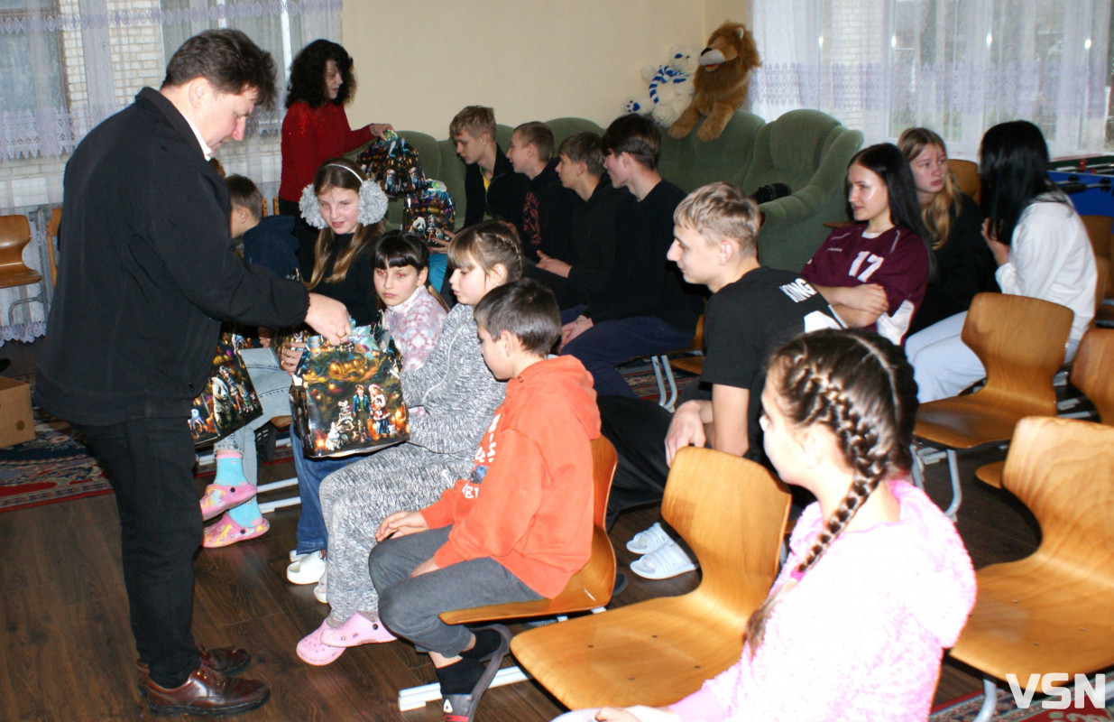 Поет з Волині передав допомогу дітям у Рожищі від американських письменників