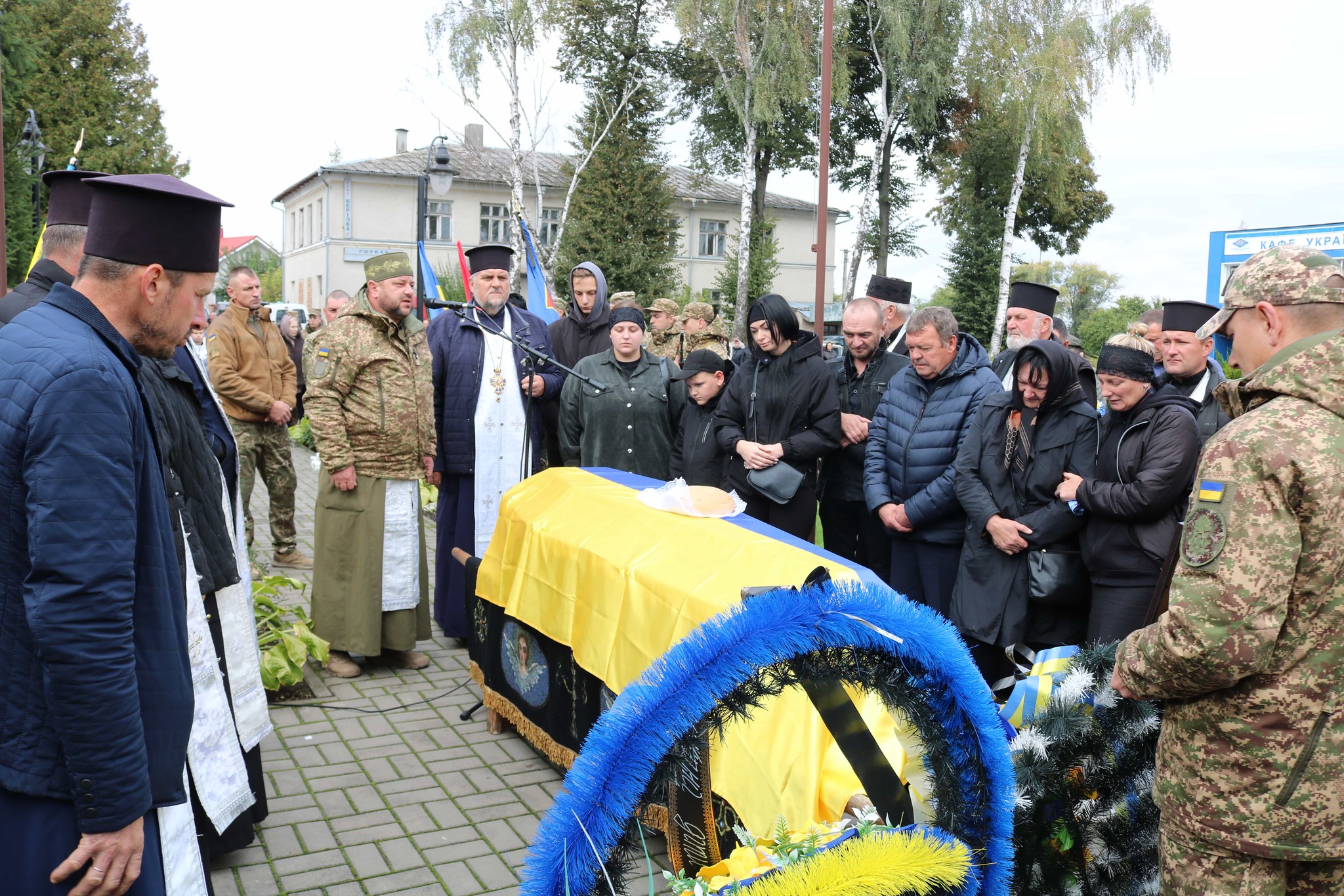 Небесне військо поповнилося ще одним Героєм: на Волині в останню путь провели Героя Олександра Ходачкевича