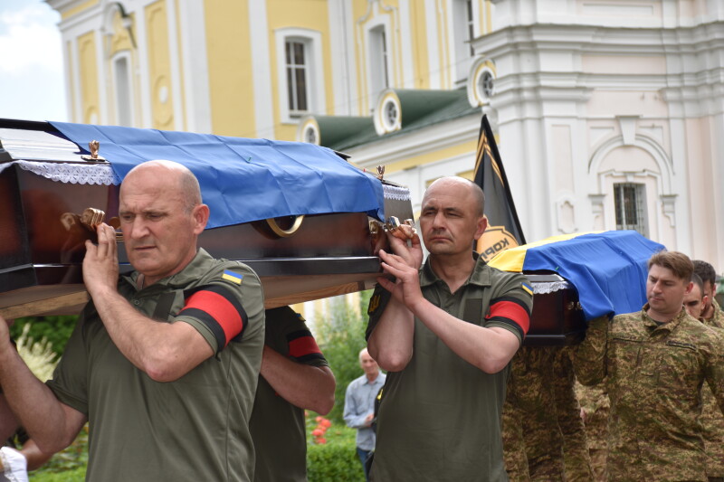 Загинули понад рік тому: у Луцьку попрощалися з двома Героями Андрієм Кравчуком та Романом Смалем