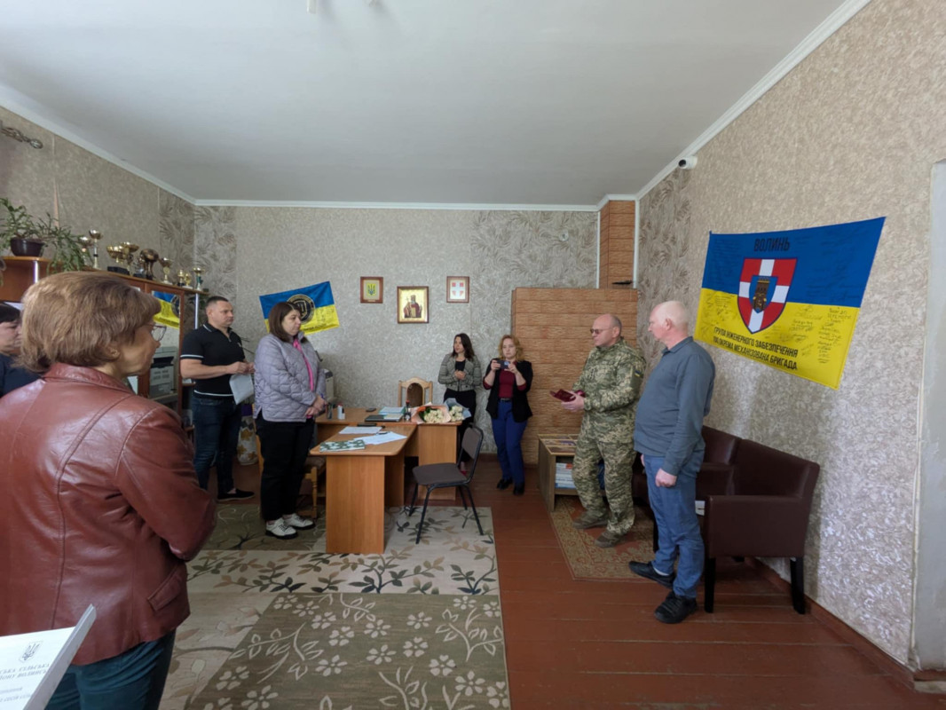 «Микола був люблячим чоловіком та батьком, а Олександр чудовим сином»: двох Героїв з Волині посмертно відзначили нагородами
