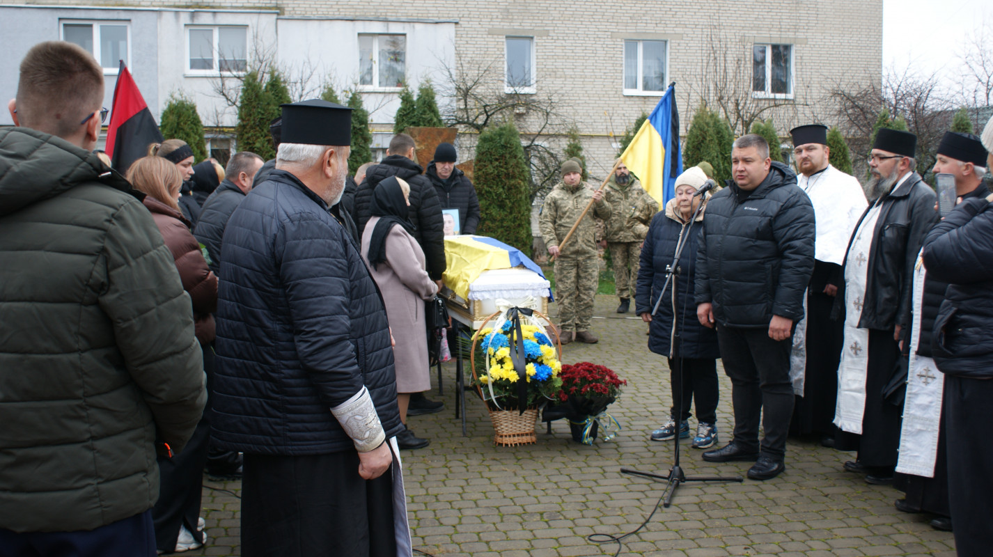 «Встелили всі села квітами, а хлопчика мого немає…»: у громаді на Волині провели в останню дорогу Героя Миколу Загоровця