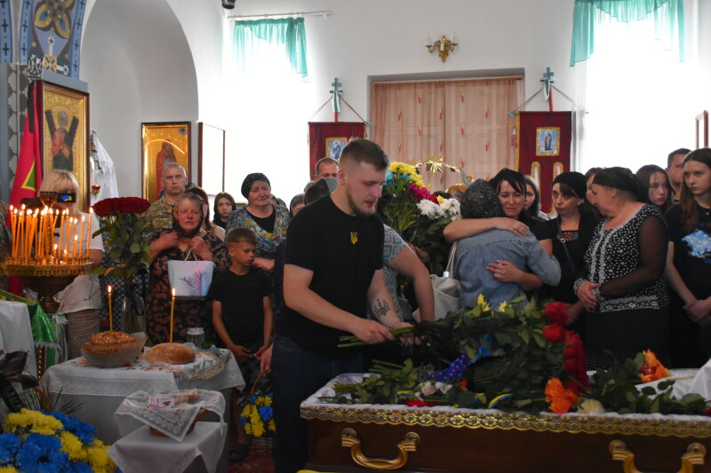 Навіки 42: у Луцькій громаді попрощалися з Героєм Віталієм Півчуком