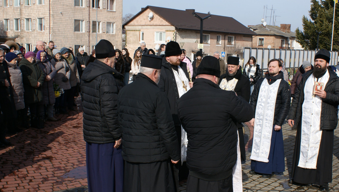 Навколішки і зі сльозами: волиняни попрощалися з Героєм Володимиром Гродським