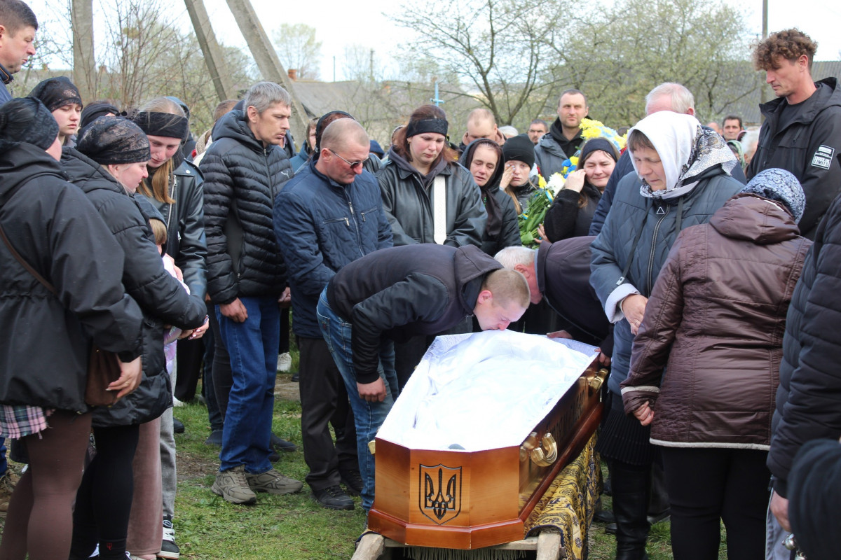 «Тепер тато захищатиме з небес»: волиняни попрощалася з 25-річним Антоном Хвостюком