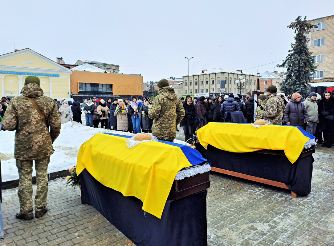 Воювали пліч-о-пліч і понад 2 роки вважалися зниклими безвісти: на Волині поховали двох Героїв - Миколу Сича та Андрія Вдовиченка