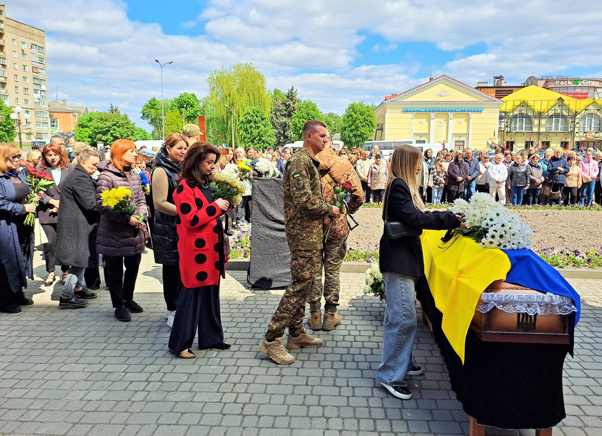 «Тато – моя душа, яку з мене вирвали»: на Волині в один день попрощалися з двома Героями - Максимом Плотніковим та Русланом Фатхудіновим