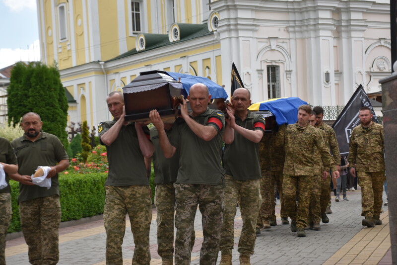 Загинули понад рік тому: у Луцьку попрощалися з двома Героями Андрієм Кравчуком та Романом Смалем