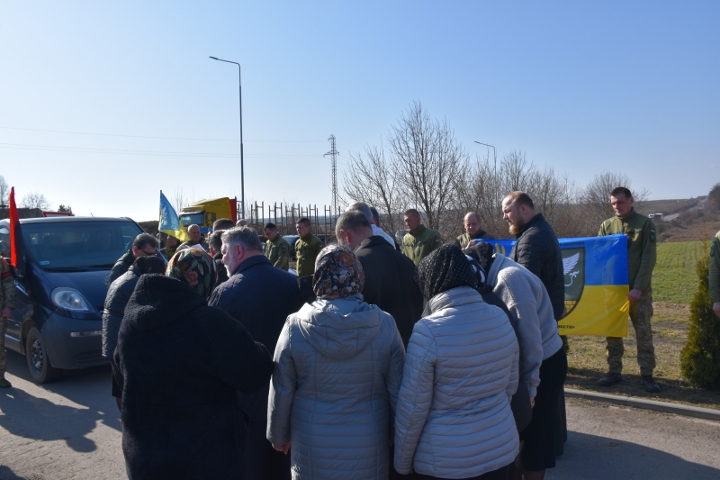 У громаді на Волині сотні людей вийшли провести полеглого Героя Василя Філончука в останню дорогу