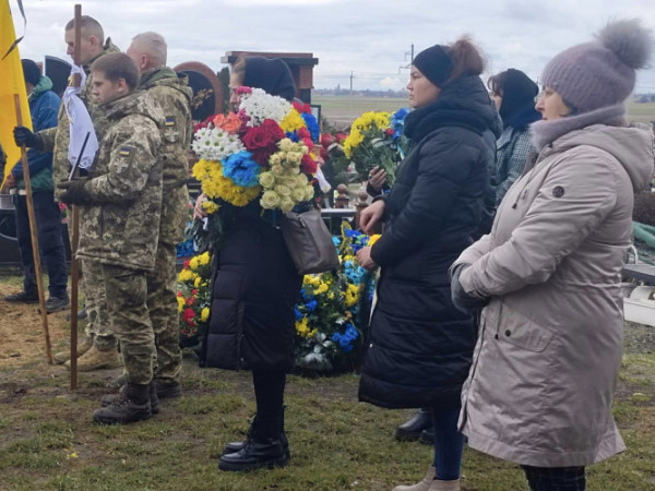 Поряд з батьком: на Волині похоронили Героя Руслана Тіщенка
