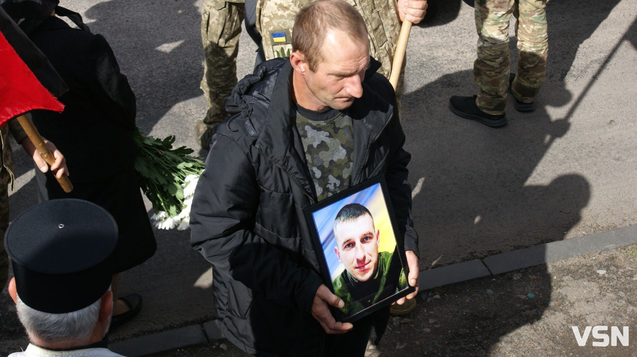 Повернувся додому після майже дворічної невідомості: Рожищенська громада зустріла «на щиті» Героя Віталія Козла. Фото
