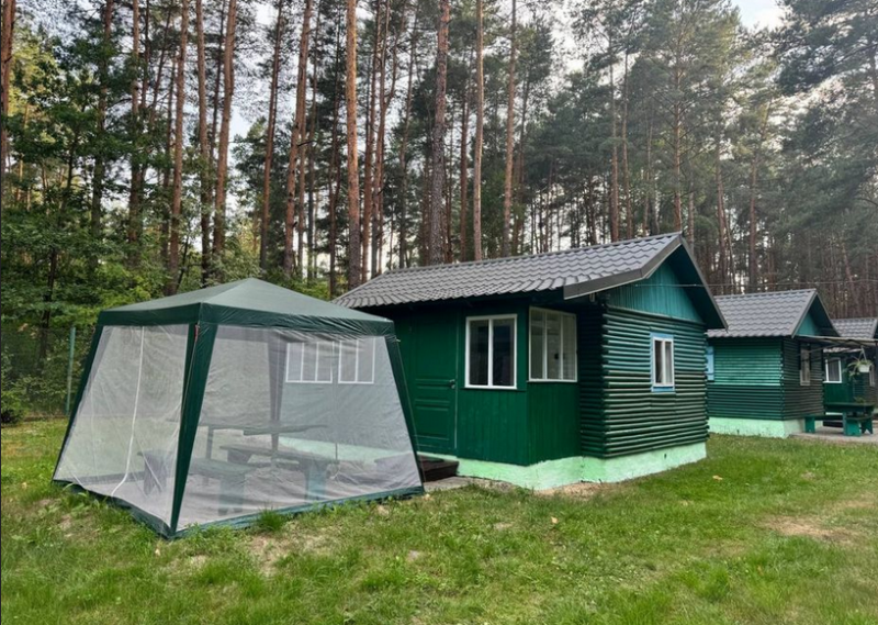 Бюджетний відпочинок на озері Пісочне: які умови пропонують за мінімальну вартість