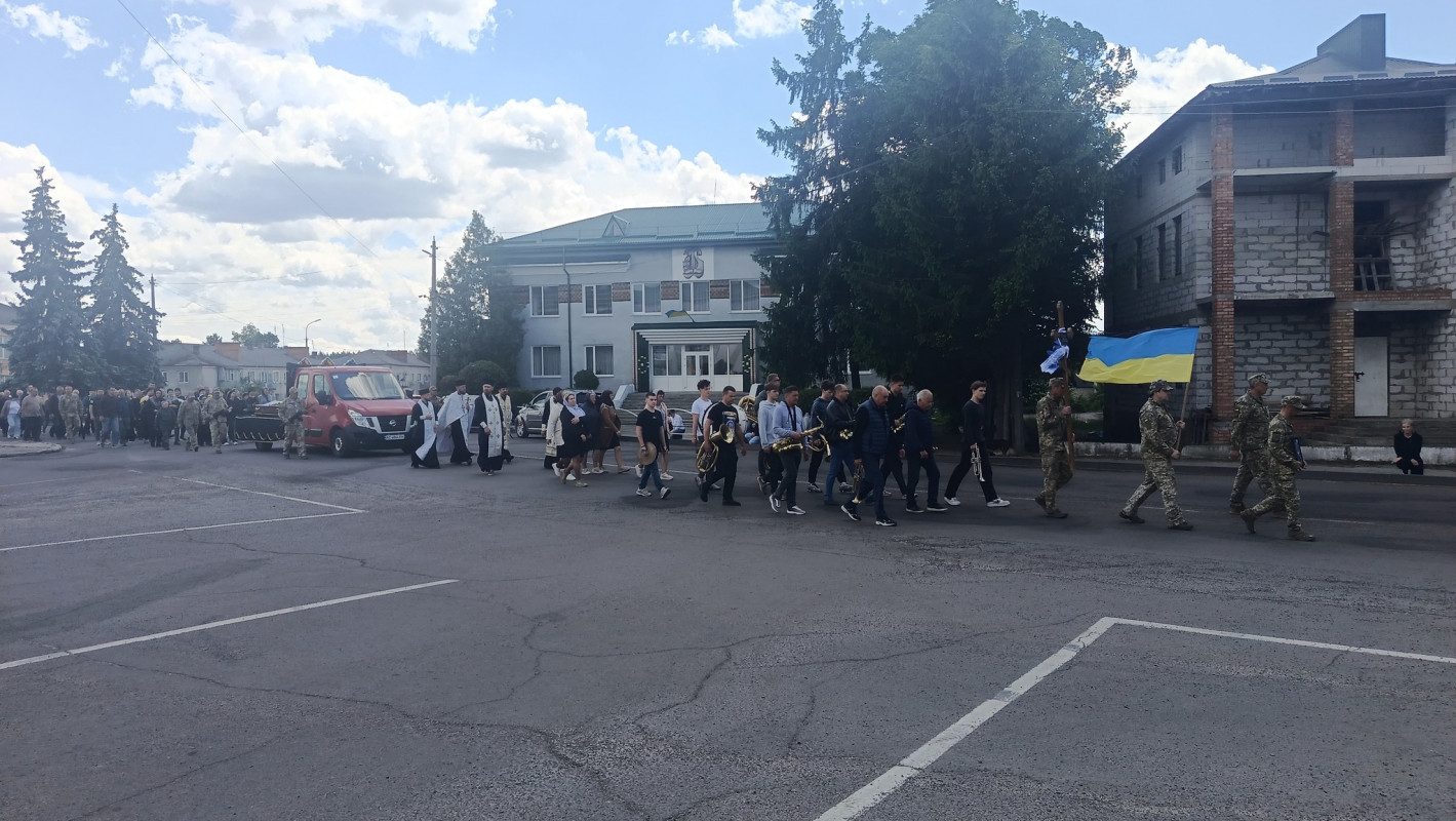 Біль втрати, що не стихає: у громаді на Волині провели в останню дорогу підполковника Повітряних сил України Юрія Халика