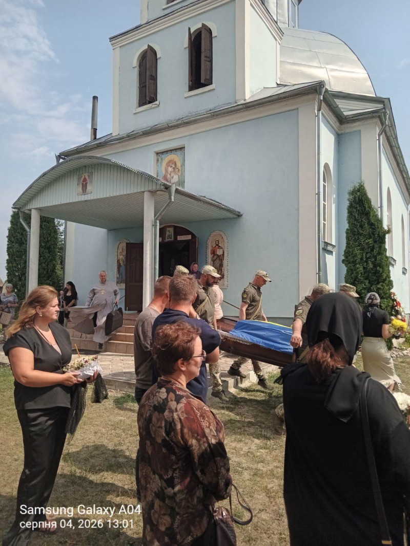 Понад два роки вважався зниклим безвісти: на Волині поховали Героя Олександра Лавренчука