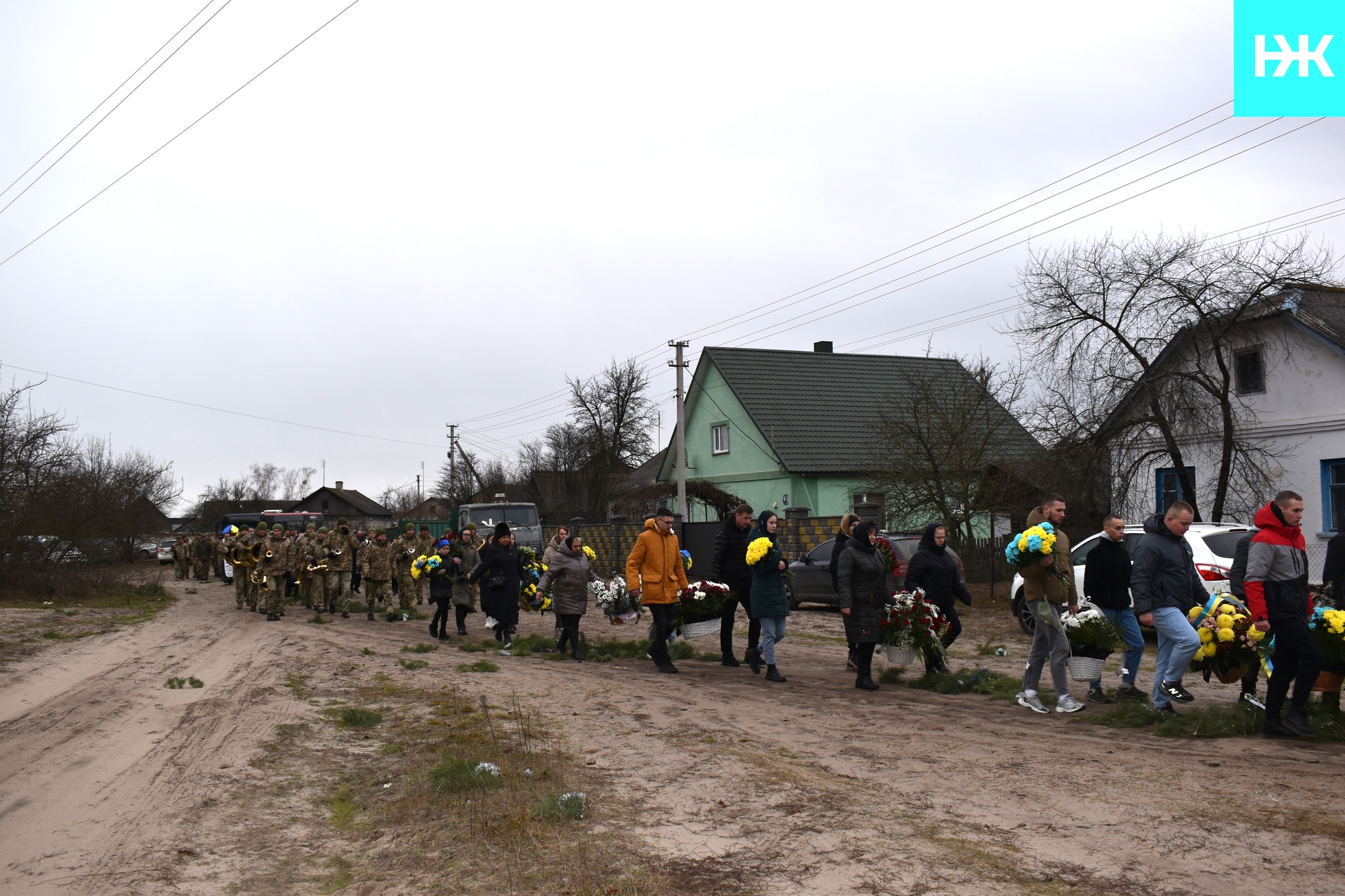 Сумне новоріччя: усе село на Волині зійшлося провести Героя Володимира Кушнерика