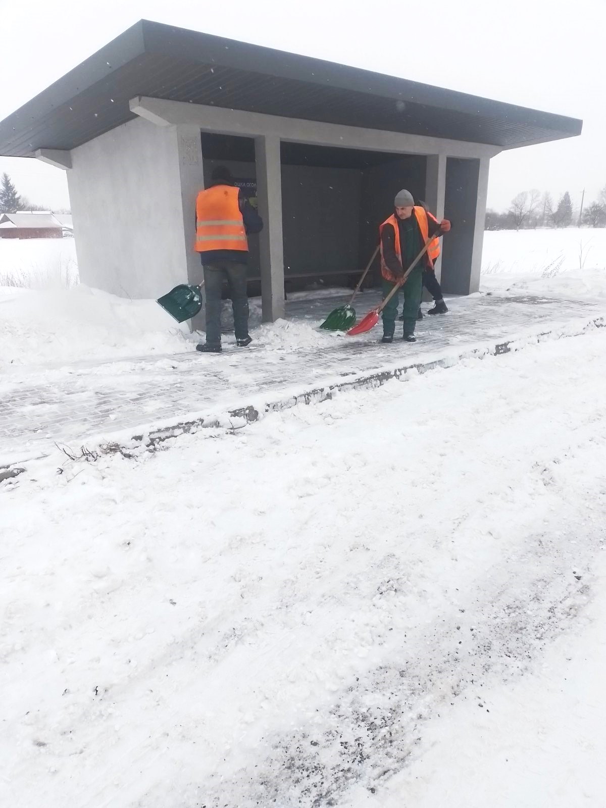 На автошляхах Волині ліквідовують наслідки негоди – задіяно понад 60 одиниць техніки