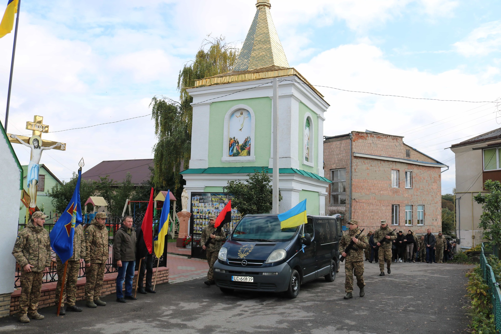 Небесне військо поповнилося ще одним Героєм: на Волині в останню путь провели Героя Олександра Ходачкевича