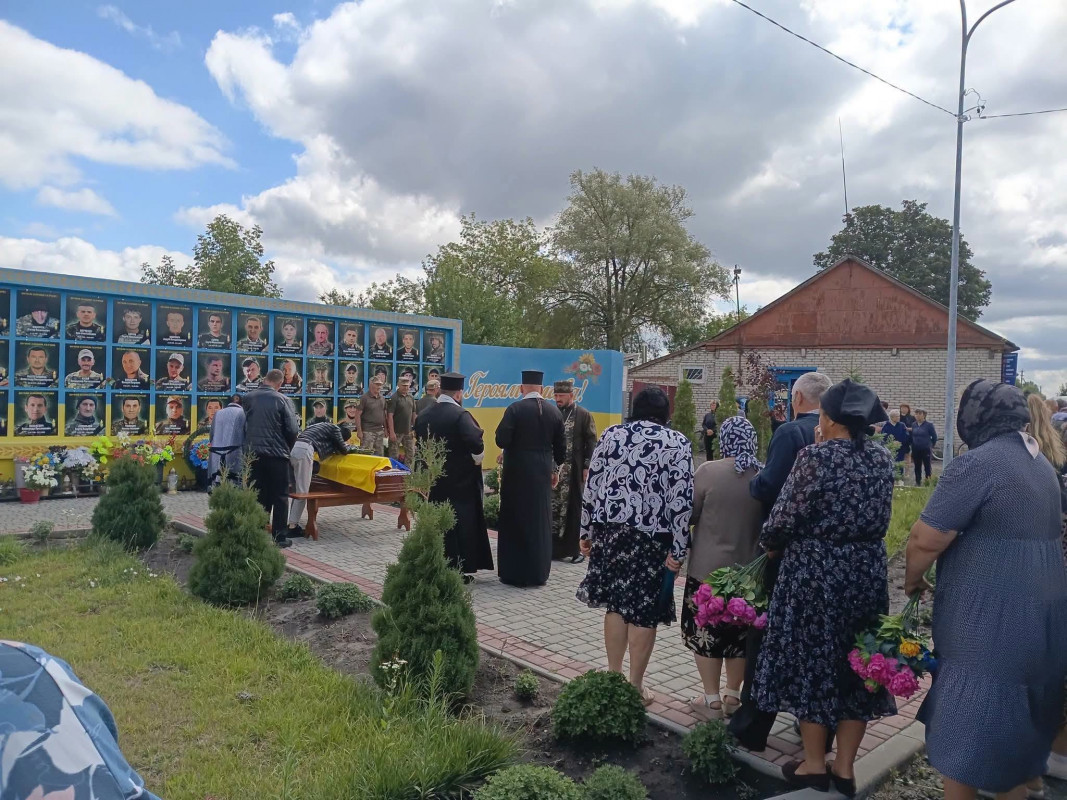 На Волині провели в останню путь 44-річного захисника Олександра Нікітіна, який загинув на Чернігівщині