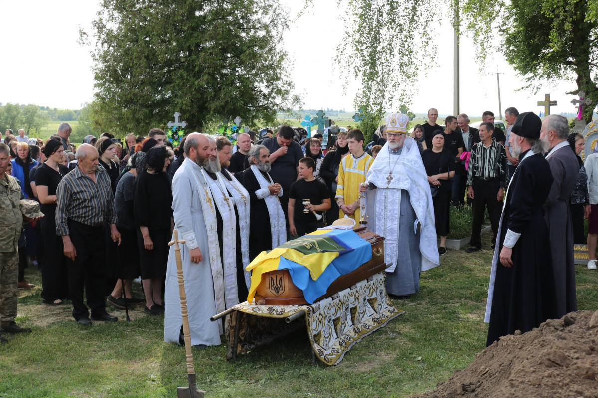 Понад 2 роки вважався зниклим безвісти: на Волині поховали воїна Віктора Миколайчука