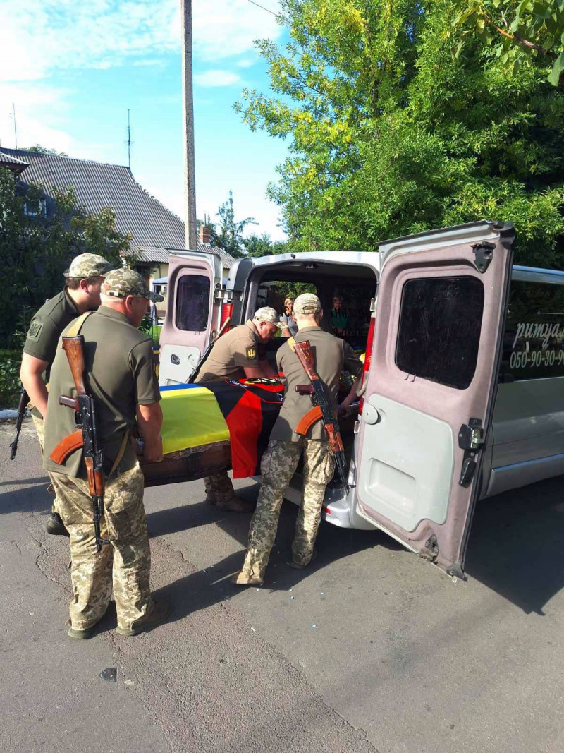 «Повернувся з-за кордону, щоб захищати Україну»: на Волині попрощалися з 27-річним Героєм Богданом Денисюком