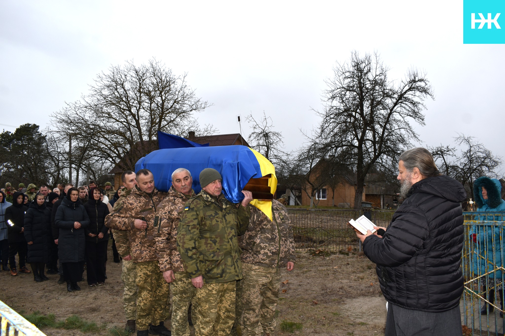 Сумне новоріччя: усе село на Волині зійшлося провести Героя Володимира Кушнерика