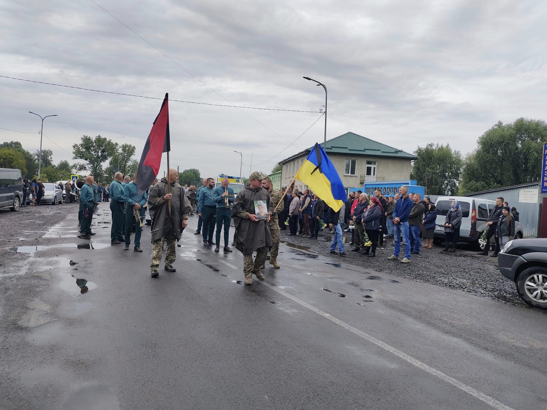 Був 3 тижні на передовій: громада на Волині попрощалася із 28 загиблим на війні Героєм-земляком Олександром Дубчуком