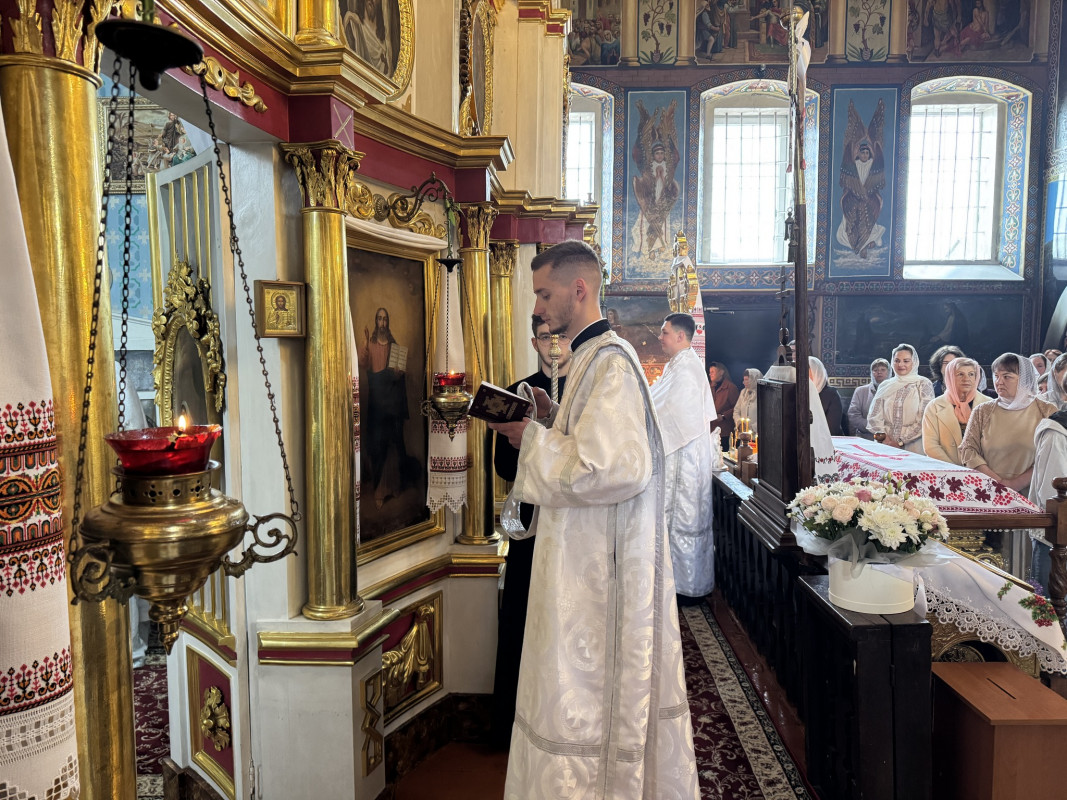 У храмі на Волині митрополит Михаїл очолив Літургію та привітав настоятеля з ювілеєм служіння