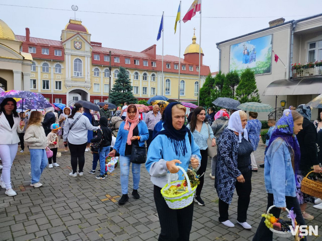 Як у центрі Луцька освячували кошики на Яблучний Спас. ФОТО