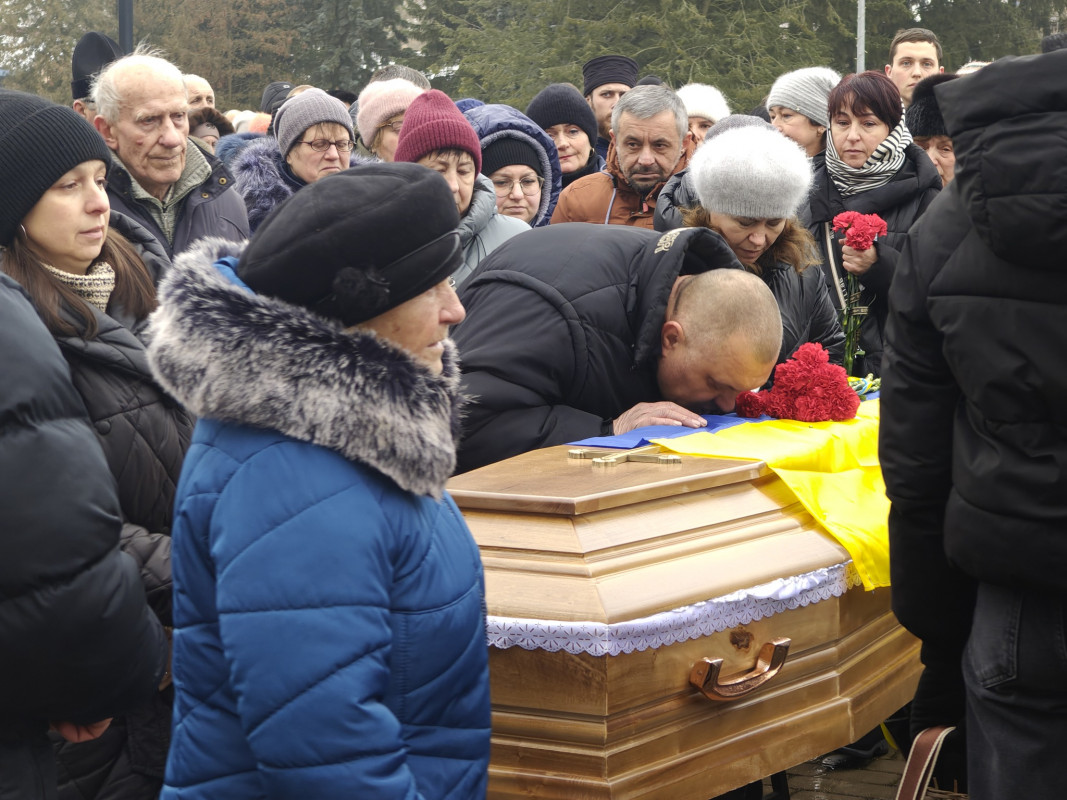 На Волині в останню земну дорогу захисника України, який загинув на фронті близько двох років тому