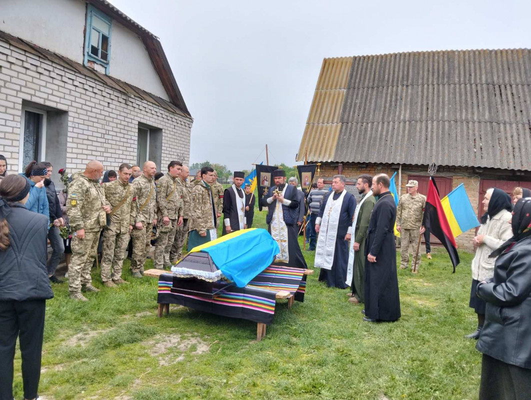 Жорстока війна залишила батьків без сина: у Луцькому районі провели в останню путь 26-річного Героя Романа Климчука
