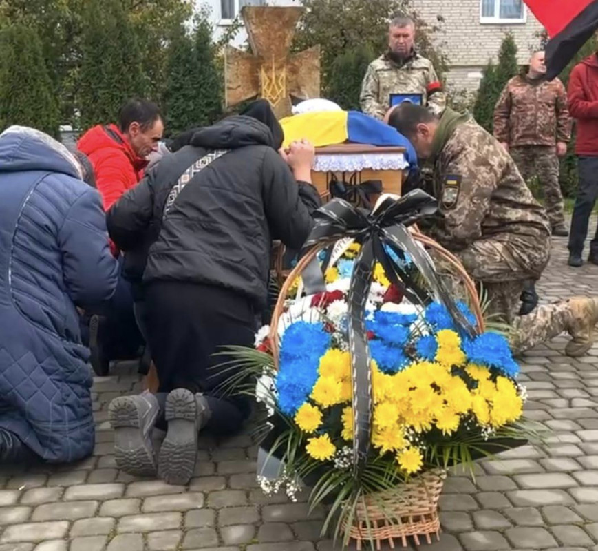 Син служить у війську: на Волині попрощались із Героєм Віктором Яручиком