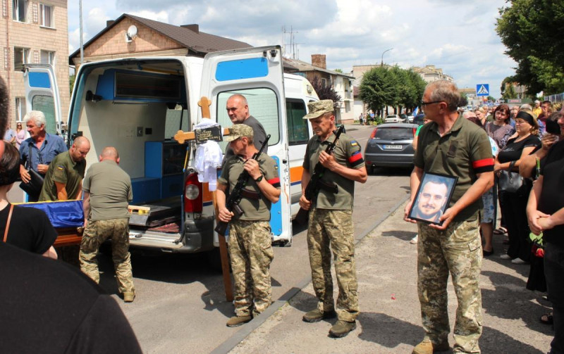 На кладовищі розділили весільний хліб: у громаді на Волині прощалися з молодим Героєм, який загинув на фронті