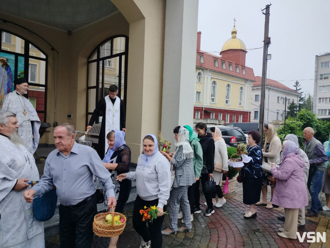 Як у центрі Луцька освячували кошики на Яблучний Спас. ФОТО