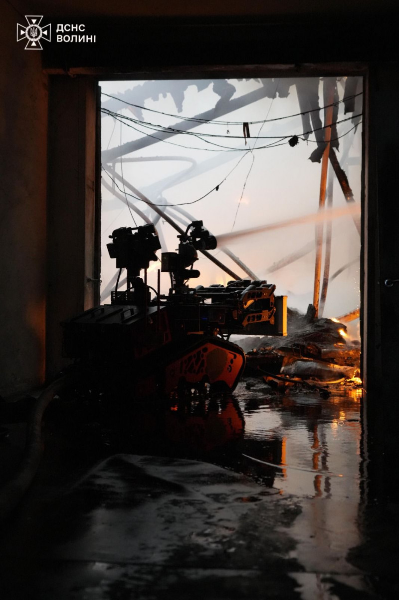 Російські обстріли у Луцьку: рятувальники загасили великі пожежі на цивільних об’єктах. Фото