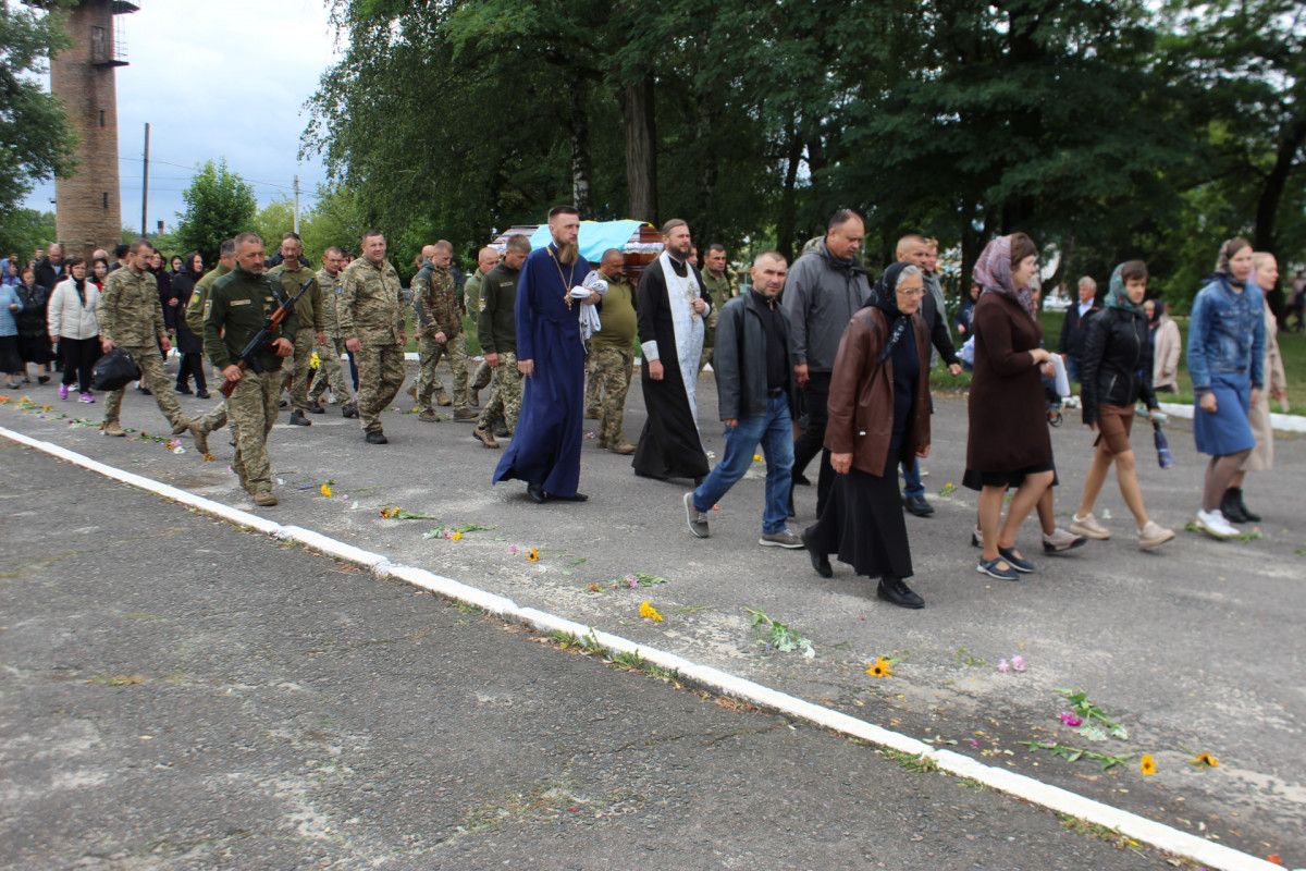 У Маневичах в останню земну дорогу провели воїна Андрія Іщика