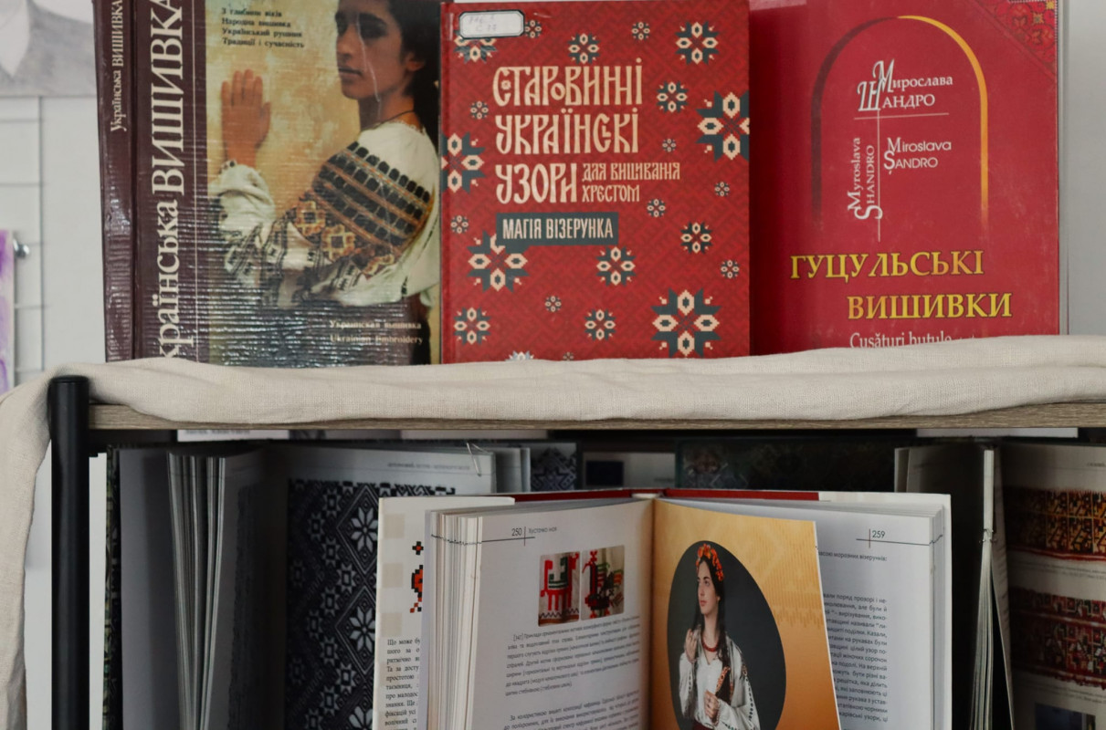 Волинянам презентували унікальну книгу з орнаментами вишиваних сорочок