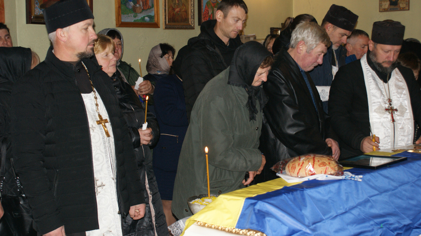 «Встелили всі села квітами, а хлопчика мого немає…»: у громаді на Волині провели в останню дорогу Героя Миколу Загоровця
