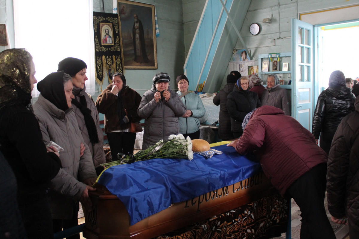 Не дочекалася дружина, не обійняла мама: волиняни попрощалися з полеглим Героєм Дмитром Демчуком