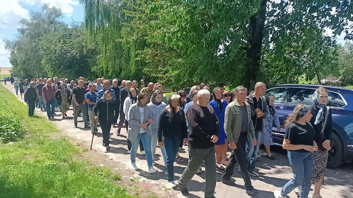 У селі на Волині в останню дорогу провели 31-річного Героя Володимира Столярчука