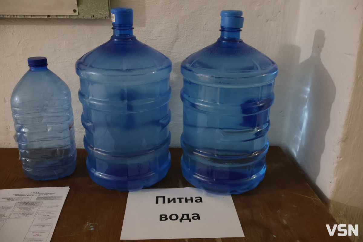 Укриття в центрі Луцька: одне — як склад, інше — притулок із ковдрами