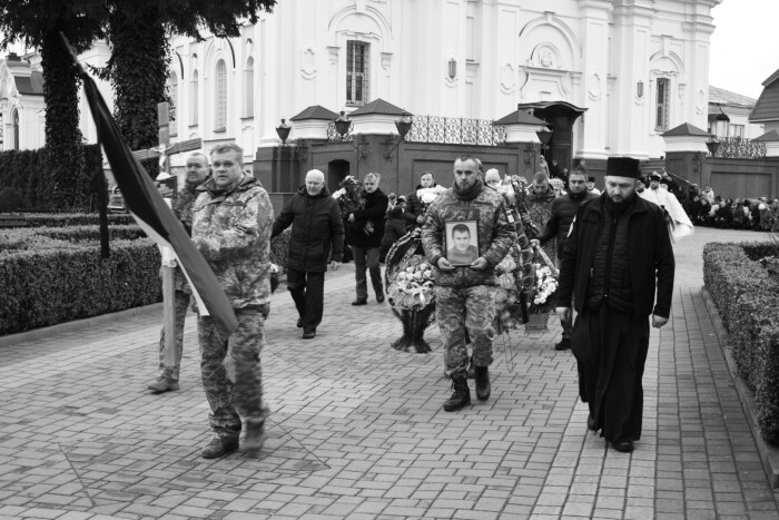 Загинув під час виконання бойового завдання на Донеччині: у Луцьку попрощалися із Героєм Миколою Чусом