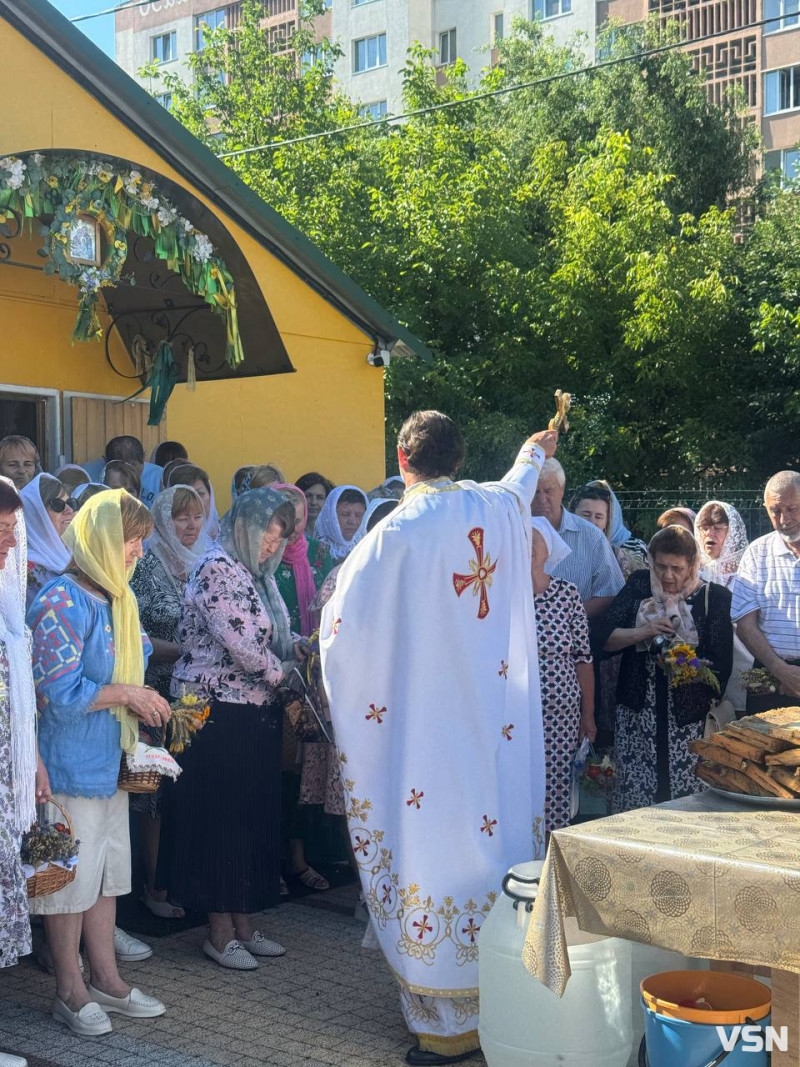 Як у луцькому храмі освячували мак та мед. Фоторепортаж