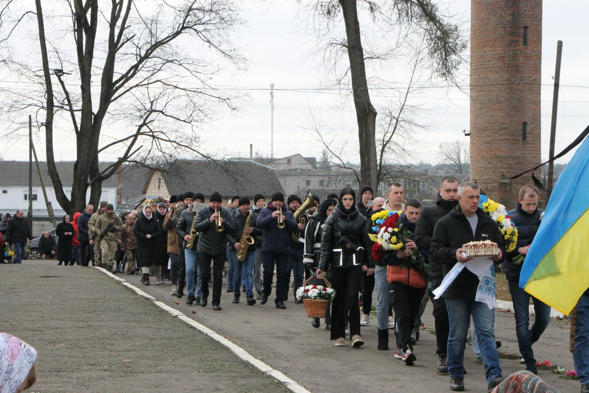 Йому навіки 25 років: на Волині всім селом прощалися з молодим Героєм Богданом Борисюком