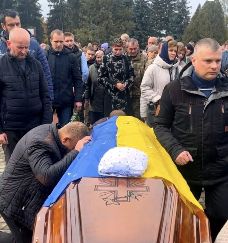 Син служить у війську: на Волині попрощались із Героєм Віктором Яручиком