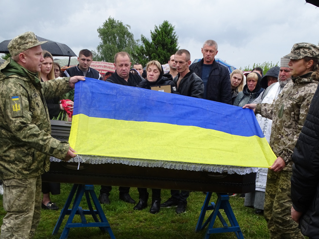 Став до лав ЗСУ після звістки про зникнення безвісти брата: на Волині поховали 23-річного Героя Любомира Дячука