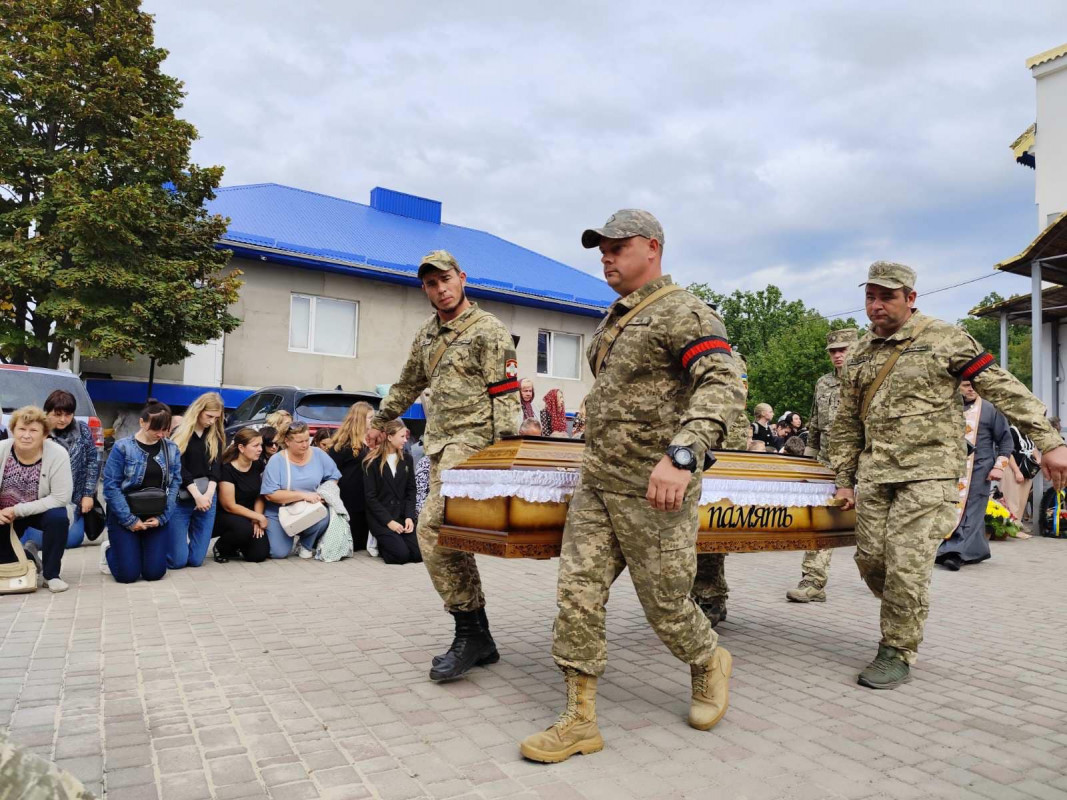 Овдовіла молода дружина, без батька залишилося двоє синочків: на Волині поховали Героя Віталія Дудка