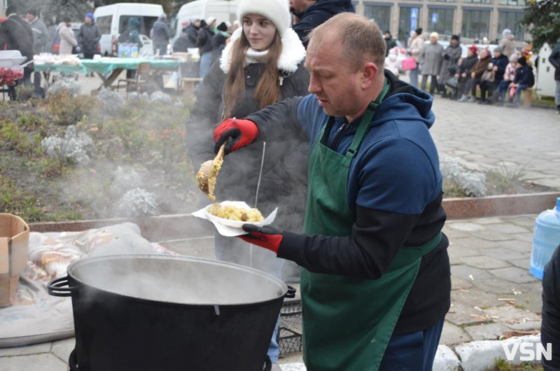 У місті на Волині на благодійному ярмарку зібрали майже 120 тисяч гривень для ЗСУ. Фоторепортаж