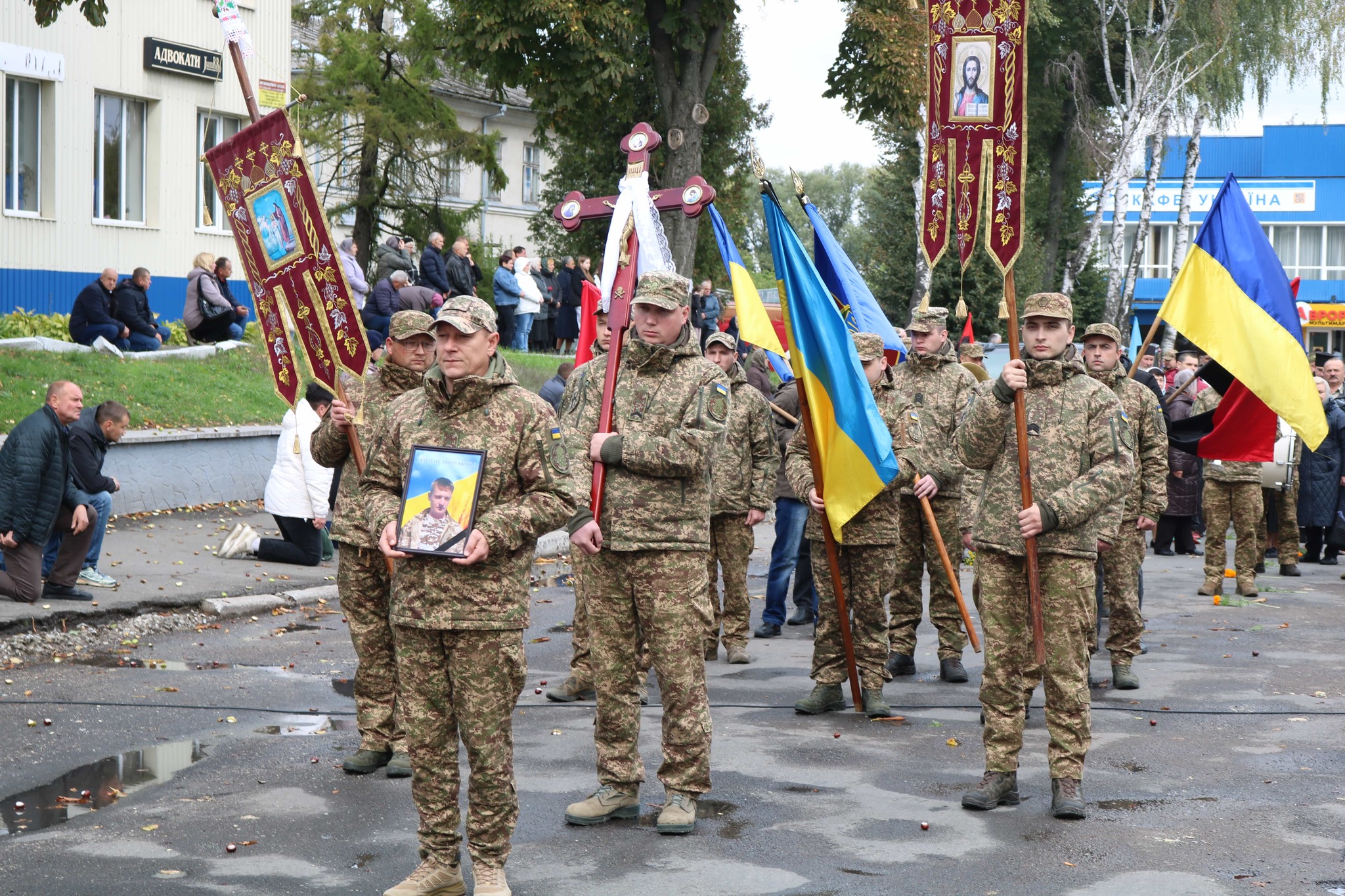 Небесне військо поповнилося ще одним Героєм: на Волині в останню путь провели Героя Олександра Ходачкевича