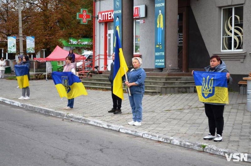 Життя зупинилося на хвилину: у прикордонному місті на Волині вшанували тих, хто загинув від війни