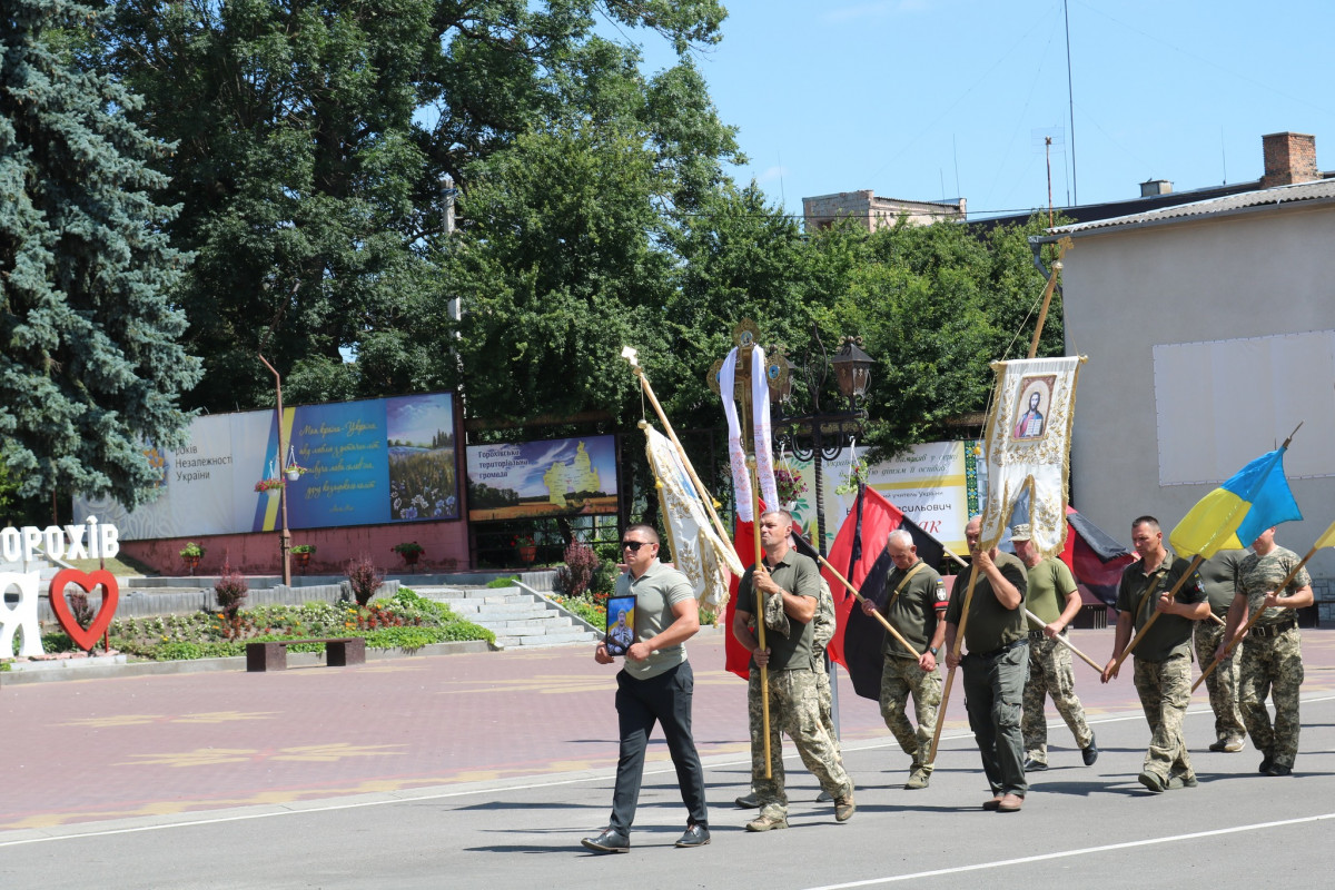 Невтомний трудівник, гарний сім’янин і надійний друг: на Волині всім селом ховали загиблого Героя Сергія Кравчука